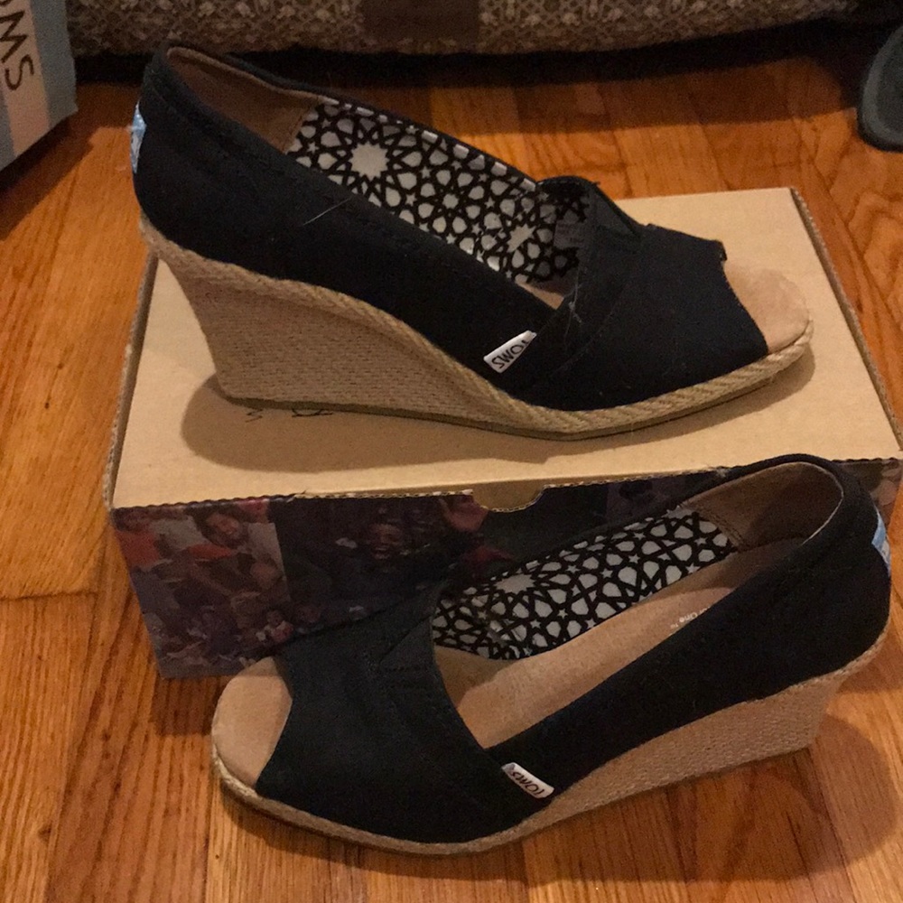 Toms Black and Tan Wedge